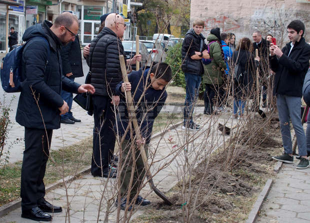 В Пловдив деца от различни етоноси засадиха етно градина в деня на толерантността В Пловдив деца от различни етоноси засадиха етно градина в деня на толерантността