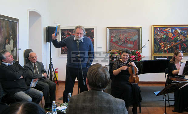 Поетът Найден Вълчев бе удостоен от кмета на Плевен с "Почетен плакет"