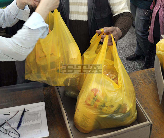 Варна - обществените трапезарии раздават дарени хранителни продукти