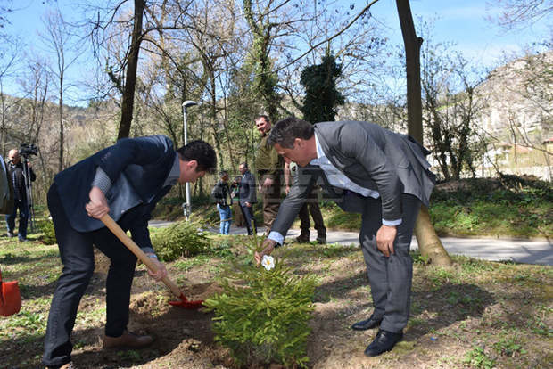 Заместник-министърът на земеделието, храните и горите Атанас Добрев участва в залесяване в Ловеч