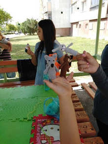 Кукли-петрушки творят деца и родителите им от Сливен по проекта "Плетен театър: Приказки с поука"