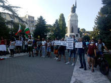 Във Велико Търново недоволните от правителството преминаха в шествие от паметника "Майка България" до крепостта "Царевец"