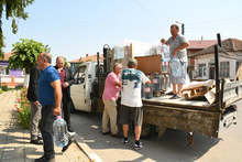 Доставят бутилки с вода за жителите на кубратското село Сеслав