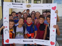 Ученици от разградско училище рисуваха върху асфалтпо случай Международния ден на мира