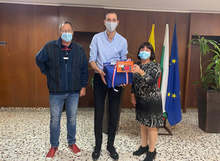 Посланикът на Нидерландия у нас Беа тен Тъшер подари на община Ямбол 500 лалета от сорта "Сердика"