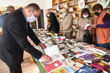 Лили Иванова дари книги от личната си колекция на библиотеката в Кубрат