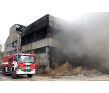 Три пожарни екипа гасят пожар в изоставен завод в Ямбол