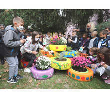 Цветен кът от стари автомобилни гуми създадоха деца във Велико Търново