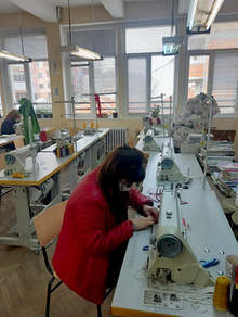 Учители в гимназия в Хасково започнаха производство на предпазни маски