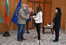 Центърът за работа с деца и Музикалната школа в Разград са новите носители на наградата на името на Никола Икономов