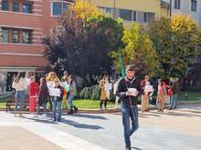 Протест пред общината и опашка пред мобилния кабинет за ваксинация имаше в Сливен