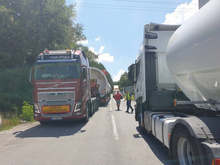 Тежкотоварни автомобили затрудняват движението от и към Бургас, на територията на Шуменска област