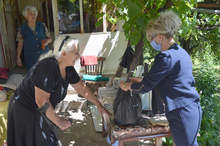 Доброволци дариха храна на 24 възрастни хорав радомирското село Гълъбник