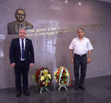 Ректорът на Русенския университет поднесе венец пред барелефа на Игнат Канев