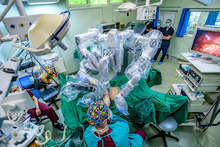 В Плевен за първи път в страната са извършени иновативни операции с роботизирана система DaVinci и апаратура Firefly