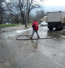 Продължава дезинфекцията на контейнери, спирки и миене на улици