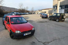 Опашка от коли стои постоянно пред пункта за регистрация на автомобилни газови уредби в Монтана