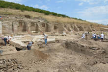 Останки на млади мъже, загинали при голямо земетресение, ценни надписи и част от акропола разкриха археолози на Хераклея Синтика