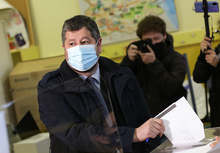 Христо Иванов гласува с хартиена бюлетина