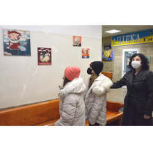 Млади художници превърнаха детска поликлиника в Хасково в изложбена зала