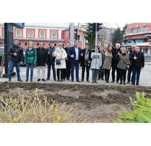 Кандидатите за народни представители от БСП за България от 29-и МИР-Хасково засадиха 16 храста червени рози