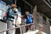 Във Видин служители и доброволци от общината доставят хранителни продукти на самотно живеещи възрастни хора