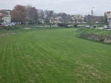 В Ямбол започна почистване и затревяване на пореден участък от празното корито на Тунджа