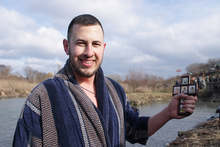 Двадесет и седем годишният Калоян Ников извади  Богоявленския кръст от река Тунджа в Ямбол