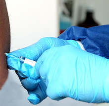 Имунизационните пунктове в София и странатаприемат желаещи да се ваксинират срещу COVID-19 и днес