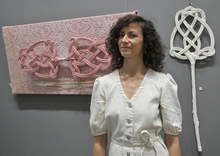 Творби от порцелан показа на изложба в Бургас художничката Женя Адамова