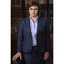 Корнелия Нинова изисква информация по 15 въпроса, засягащи здравето на хората и ваксинационния план