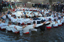 В Калофер с традиционното "Мъжко ледено хоро" извадиха кръста от замръзналите води  на р. Тунджа