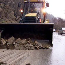 Временно движението при км 103 на пътя Троян - Кърнаресе осъществява двупосочно в една лента заради паднали камъни
