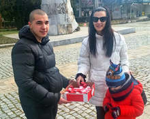Младежи от Кърджали радват съгражданите си с валентинки-кутийки с комплименти