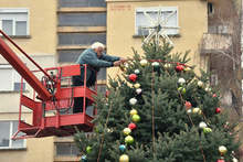 Община Монтана монтира коледната украса в града
