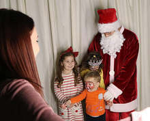 Деца и родители майсториха сурвакници в приказна работилница