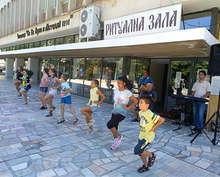 Магията на народните танци усвояват кубратски деца