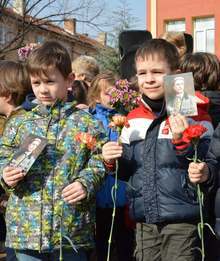 Десетки деца от детските градини в Благоевград положиха цветя пред паметника на Васил Левски