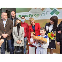 Мая Манолова: "Изправи се! Мутри вън!" е алтернативата на "модела на чекмеджето" на Борисов