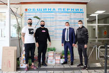 Млади перничани дариха хранителни продукти