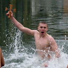 Ученик на 18 години извади кръста от ледените води на езерото Монтанезиум в Монтана