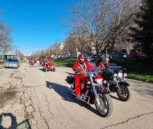 Рокери, облечени като Дядо Коледа, зарадваха деца в Добрич