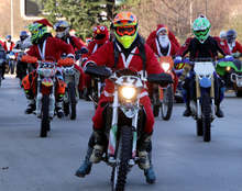 Облечени в костюми на Дядо Коледа мотористи обиколиха Центровете за настаняване от семеен тип