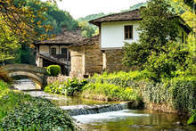 Малки и големи ще се провират през еньовски венци за здраве на утрешния празник на слънцето, билките и водата в музея на открито "Етър" край Габрово