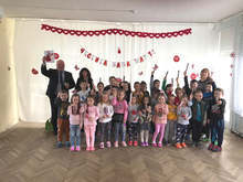 Кметът на Опака дари мартеници на децата от детските градини в общината