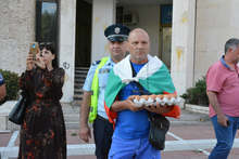 Протестиращи в Благоевград хвърляха яйца по централата на ГЕРБ в града