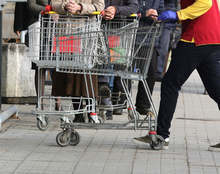 От понеделник в големите хранителни магазини в Бургас ще се раздават предпазни маски на възрастните хора