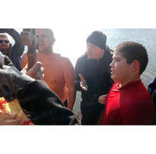 В Пазарджик 12-годишен ученик извади Богоявленския кръст от водите на Марица