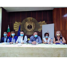 Двама маскирани братя ограбили възрастна жена