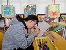 Михаил Михайлов от Перник, който е със синдром на Даун, откри изложба - определят таланта му като уникален